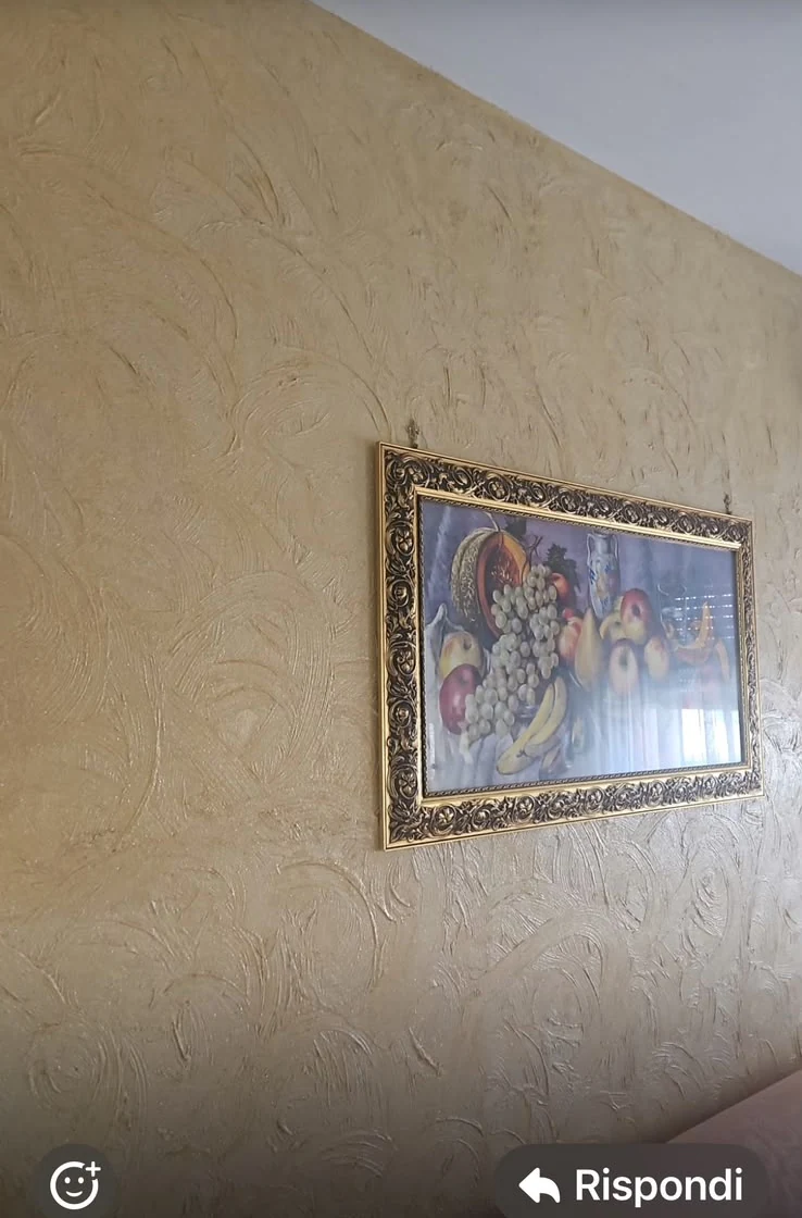 Parete con pittura decorativa materica